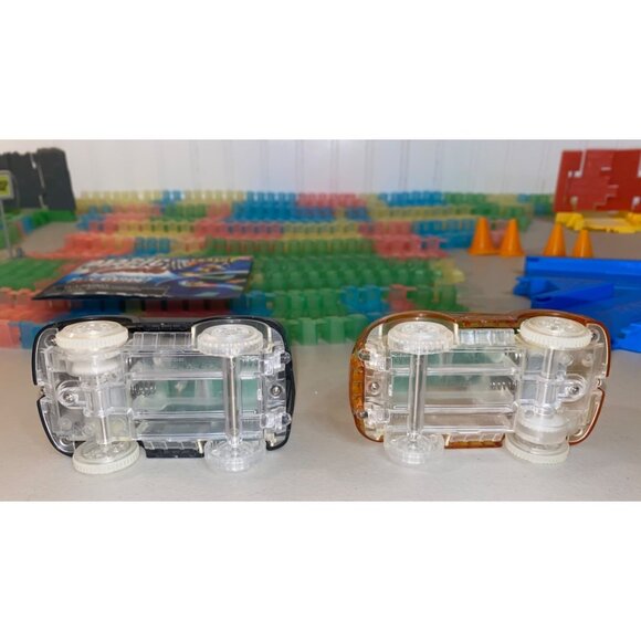 Magic Tracks Glow In The Dark Racing Set With 2 Cars & Accessories - Picture 10 of 15